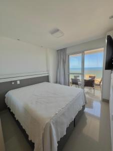 TV/trung tâm giải trí tại VISTA MAR DESLUMBRANTE, apto novo e moderno, a uma quadra da praia, redes de proteção, quartos com ar condicionado, roupas de cama e banho, TV 65, wi fi, Sky, cadeiras de praia, prédio com piscina, portaria 24 horas e 2 vagas +6 ảnh