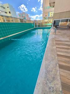 Hồ bơi trong/gần VISTA MAR DESLUMBRANTE, apto novo e moderno, a uma quadra da praia, redes de proteção, quartos com ar condicionado, roupas de cama e banho, TV 65, wi fi, Sky, cadeiras de praia, prédio com piscina, portaria 24 horas e 2 vagas