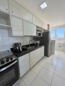 Nhà bếp/bếp nhỏ tại VISTA MAR DESLUMBRANTE, apto novo e moderno, a uma quadra da praia, redes de proteção, quartos com ar condicionado, roupas de cama e banho, TV 65, wi fi, Sky, cadeiras de praia, prédio com piscina, portaria 24 horas e 2 vagas