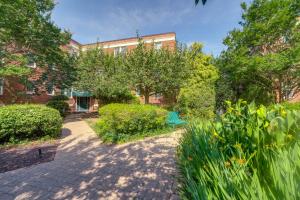 a green bench in front of a building at Convenient Arlington Condo about 4 Mi to National Mall in Arlington