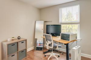 an office with a desk with a computer and a chair at Convenient Arlington Condo about 4 Mi to National Mall in Arlington
