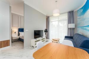Μια τηλεόραση ή/και κέντρο ψυχαγωγίας στο Apartament Baltic Park IIA z Basenem Letnim by HolidaySun