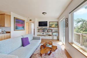 TV a/nebo společenská místnost v ubytování Lower Sky Beach Cabin