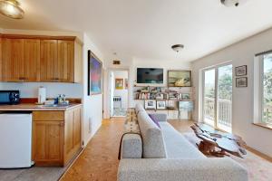 Kuchyň nebo kuchyňský kout v ubytování Lower Sky Beach Cabin + 24 fotografií