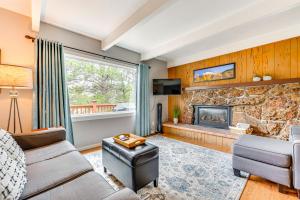 Istumisnurk majutusasutuses Estes Park Condo with Deck and Views about 3 Miles to RMNP