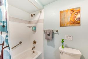 Vannituba majutusasutuses Estes Park Condo with Deck and Views about 3 Miles to RMNP +20 fotot