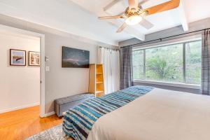 Voodi või voodid majutusasutuse Estes Park Condo with Deck and Views about 3 Miles to RMNP toas