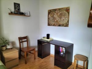 a living room with a desk and a chair at Music and Words in Oeiras