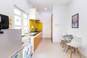een keuken met een aanrecht, een tafel en stoelen bij Sweet Rentals Homes in Ho Chi Minh-stad +36 foto's