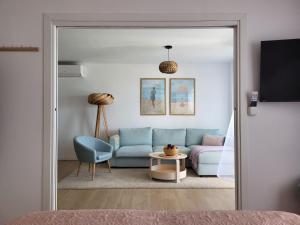 a living room with a blue couch and a table at Apartament 3-sypialnie na plazy i garaż in Torrevieja