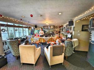 a group of people sitting in chairs in a restaurant at Shannaghs Sweet Escape in Powell River