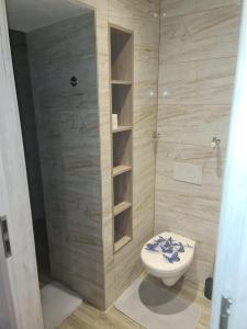 a bathroom with a toilet and a glass shower at Apartament mieszkanie do wynajęcia Nicola in Wałbrzych