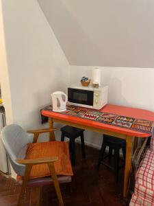 Příslušenství pro přípravu čaje a kávy v ubytování Cozy and trendy studio in Palermo, Las Cañitas 300MB