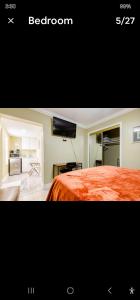 una imagen de un dormitorio con cama y TV en Pretige Studio, en Orlando 12 fotos más