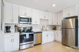 Kuchyň nebo kuchyňský kout v ubytování Prime ATX Location Steps to Coffee, Eats and More