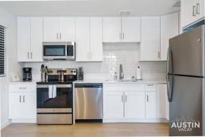 Kuchyň nebo kuchyňský kout v ubytování Prime ATX Location Steps to Coffee, Eats and More + 19 fotografií