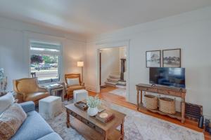 Fotografie z fotogalerie ubytování Stunning Red Lodge House with Hot Tub Walk to Town v destinaci Red Lodge