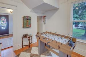 Fotografie z fotogalerie ubytování Stunning Red Lodge House with Hot Tub Walk to Town v destinaci Red Lodge