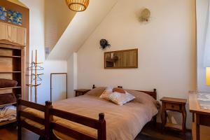 a bedroom with a bed in a room at Casa Salloto di Anita Laguna in Laguna