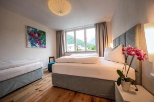 pokój hotelowy z dwoma łóżkami i oknem w obiekcie Ferienwohnungen Karlingerhof am See w mieście Achenkirch