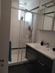 un baño con ducha y lavabo en Chez Marie, en Cancale 6 fotos más