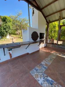 an outdoor kitchen with a counter and a tile floor at Casa Cadillal in El Cadillal +1 photo
