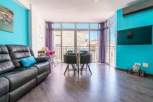 Televízia a/alebo spoločenská miestnosť v ubytovaní Nerja City Center Apartment - Happy Rentals