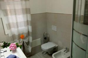 杜比诺Tra lago e montagne home nonna Maria的带马桶和水槽的浴室 更多66张照片