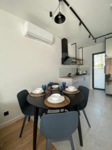 a dining room with a black table and chairs at Sorella House in Sianozety