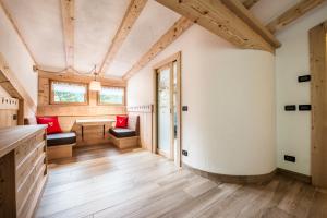 Chalet Pineta relax location的休息区