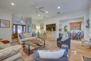 Χώρος καθιστικού στο The Crown Goose - Bullard Home with Pool and Spa!