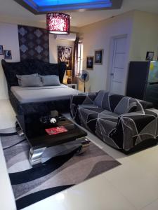 アンヘレスにあるKANDI B11, Poolside, Free Netflix, 250 MBPS, 55" Smart TV, Deluxe King Bed, Fully Equipped Kitchen, Electric is Xtraのベッドとソファのあるリビングルーム +38枚の写真