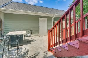 Μπαλκόνι ή βεράντα στο Greensboro Townhome with Fire Pit Less Than 1 Mi to Downtown