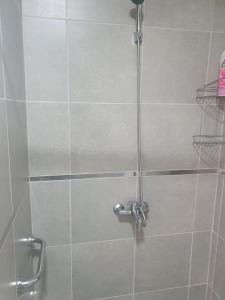 a shower with a glass door in a bathroom at Heart Depto 1 Viedma Centro Confortable y Optima Ubicación in Viedma +23 photos