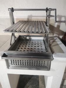 a metal shelf on top of a white table at Cerca de Salones de Fiesta, con Alberca, AC e Internet in Xochitepec