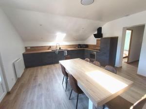 Кухня или мини-кухня в Grand appartement neuf au calme
