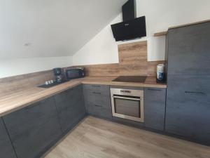 Кухня или мини-кухня в Grand appartement neuf au calme
 +4 фотографии