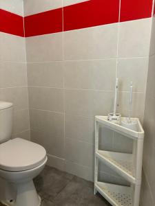 baño con aseo y rayas rojas y blancas en Maison à Mantes la jolie, en Mantes-la-Jolie