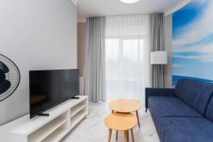 Μια τηλεόραση ή/και κέντρο ψυχαγωγίας στο Apartament Baltic Park IIIA z Basenem Letnim by HolidaySun