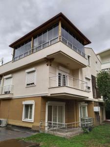 ein großes Gebäude mit einem Balkon darauf in der Unterkunft Denize Yakın Geniş Villa in Hurmaköy