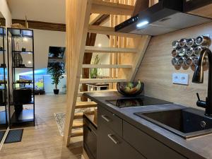 Η κουζίνα ή μικρή κουζίνα στο BEYOND Staying Loft Appartment 23 Frei Stehende Badewanne