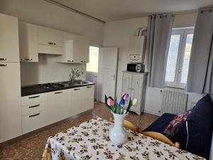 Kuchyň nebo kuchyňský kout v ubytování Artisanti - DANIA HOME