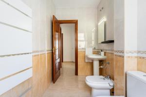 a bathroom with a toilet and a sink at Apartamento Paquita R&R in Aguadulce