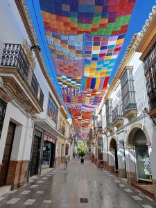 Una calle con un techo colorido en una ciudad. en Casa en el centro de Arahal, en El Arahal 25 fotos más