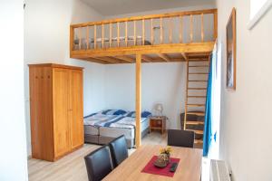 Tempat tidur dalam kamar di Panská