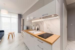 una cocina con fregadero y encimera en Apartament Baltic Park IIIB z Basenem Letnim by HolidaySun, en Sianożęty 16 fotos más