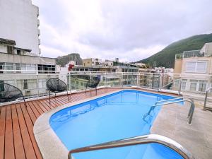 una piscina en la azotea de un edificio en South Beach Luxury Praia de Copacabana, en Río de Janeiro