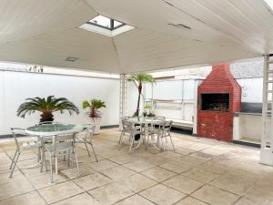 un patio con mesas y sillas y una chimenea en South Beach Luxury Praia de Copacabana, en Río de Janeiro