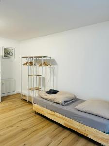 a bed in a room with a white wall at Charmante Ferienwohnung in Scharbeutz -Ihr perfektes Zuhause am Meer! Terasse, Parken & Strand! W1 in Scharbeutz +33 photos