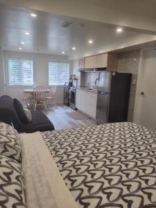 圭尔夫Modern studio with kitchenette and bath的一间带厨房和客厅的房间